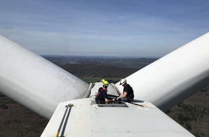 Techniciens en haut d'une éolienne - Vélocita Énergies