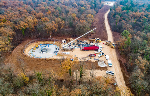 Fondation d'éolienne en forêt