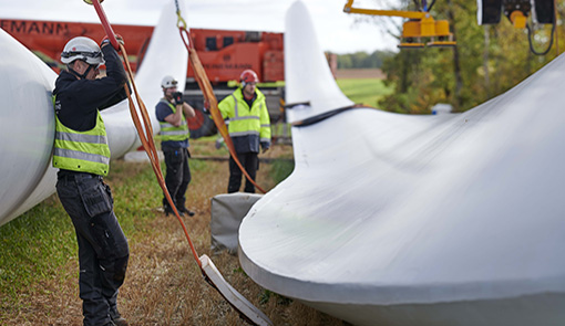 Ouvrier et pales d'éolienne