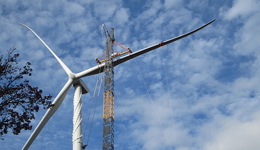 levage d'une pale d'éolienne