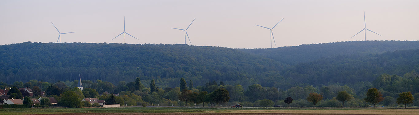 parc éolien près d'un village